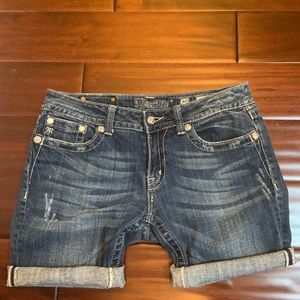 🦄 2/$25 MissMe Distressed Shorts Size 30